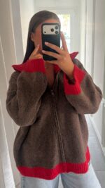 Gilet en maille bicolore taupe et rouge – Image 2