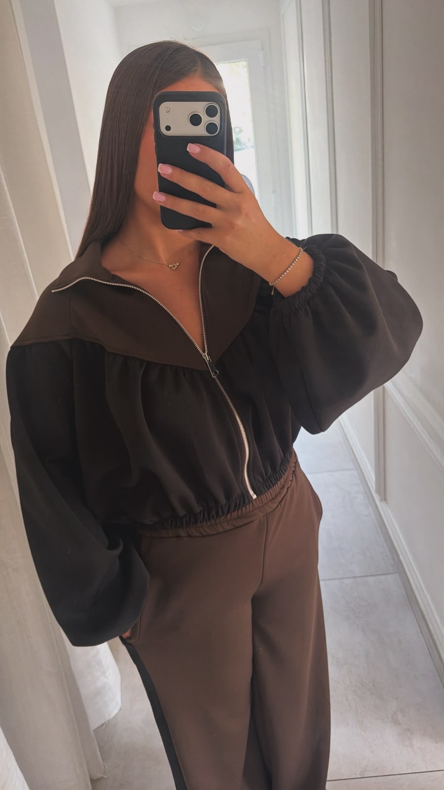 042cf4ab-dacc-4958-9409-64f44c137ffb Ensemble jogging marron et noir – Image 1