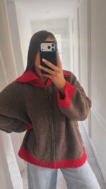 Gilet en maille bicolore taupe et rouge – Image 6