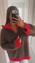 Gilet en maille bicolore taupe et rouge – Image 3