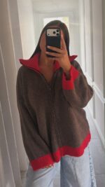 Gilet en maille bicolore taupe et rouge